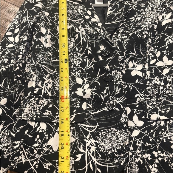 Villager Black and White Floral Blazer in size 6. Great condition! - Picture 11 of 13